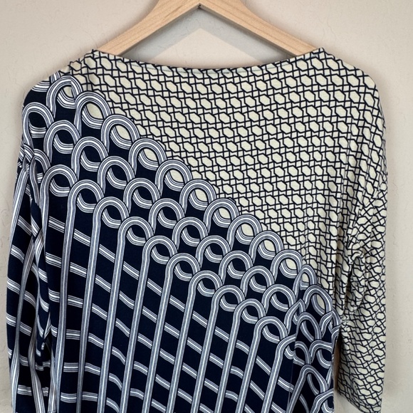 ST. JOHN Geometric Lattice Top with Button Sleeve Detail - Picture 7 of 12